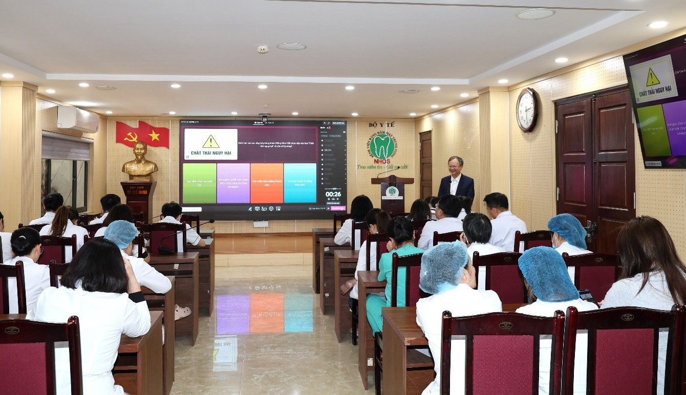 ThS.BS. Nguyễn Quốc Thái hướng dẫn học viên tham gia minigame